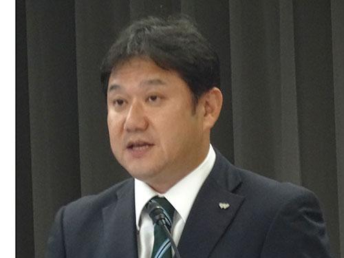 決算について発表する清水社長